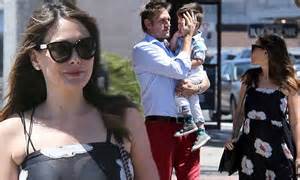 curtis stone s pregnant wife lindsay price looks stunning daily mail