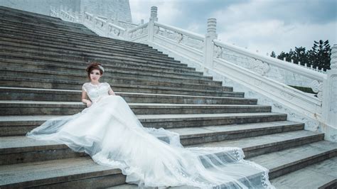 壁紙 階段、白いドレスの少女、花嫁、結婚式 2560x1600 hd 無料の