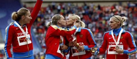 deux relayeuses russes s embrassent sur la bouche défiant les lois anti gays de vladimir poutine