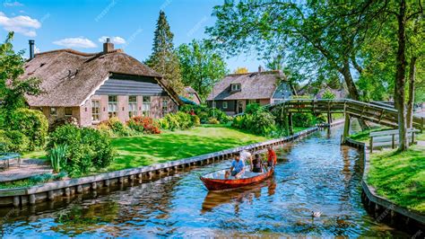 premium photo giethoorn netherlands colorful village  canals  boats  tourist