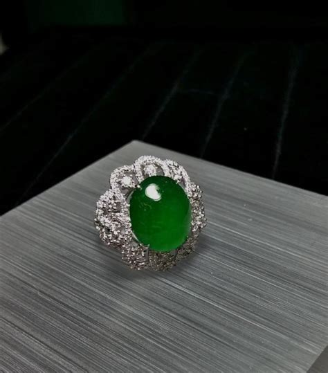 emerald green jadeite jade 18k and diamond ring
