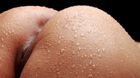 wet round apple butt covered in water droplets erotic body parts series hd wallpaper 1600x900