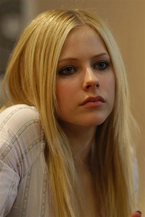 avril lavigne has such a fuckable mouth she needs a