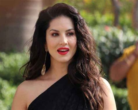 Sunny Leone Caught Relaxing On The Job On Anamika Set