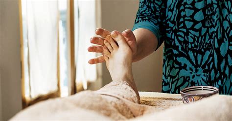 foot massage  pregnancy safety benefits risks  tips