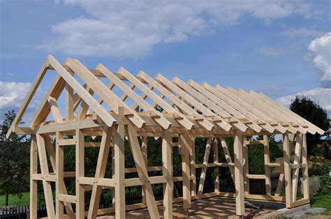 klassischer fachwerkbau eines landwirtschaftlichen lagerraums holz