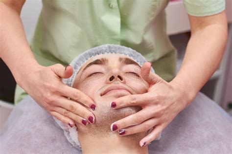 terapista che massaggia fronte femminile fotografia stock immagine di