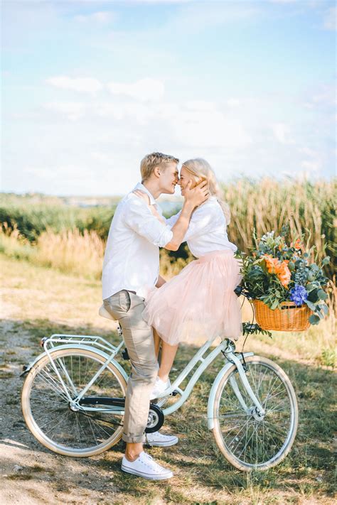 Lovestory And Engagement Paar Shooting Und Outfit Idee Für Den Sommer