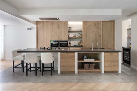 strakke keuken met natuurlijk hout tinello keuken interieur
