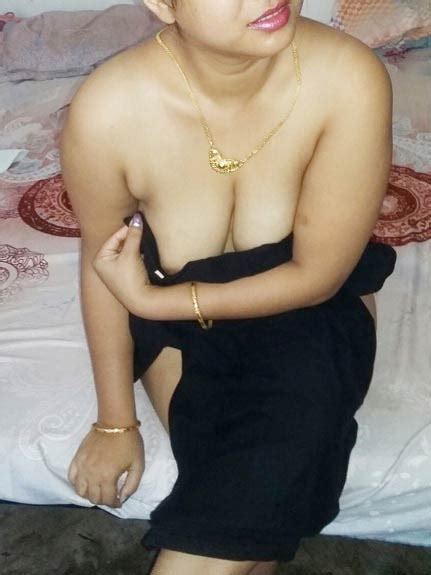 randi bhabhi ne gigolo ke samne kapde khole hot sex pics