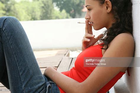 Girl In Teenage Smoking Cigarette In New Delhi India Photo D Actualité