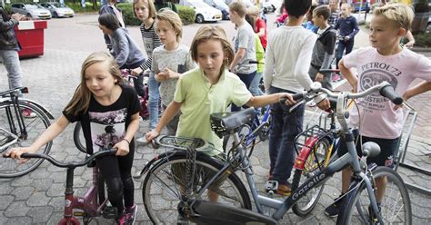 anwb verzamelt  zwolle fietsen voor kinderen die er geen hebben zwolle adnl