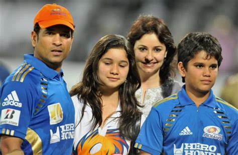 download sachin tendulkar l poses with his daughter sara 2nd l son arjun 2nd r and wife