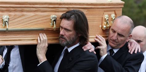 jim carrey carga ataud de su exnovia en su funeral primera hora