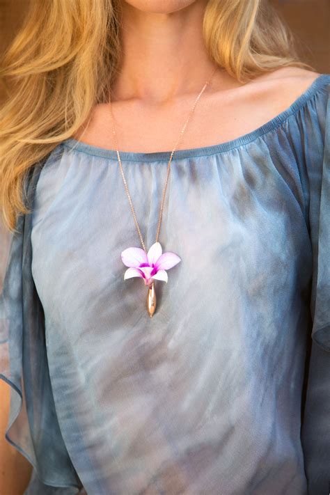 a fresh flower necklace is the perfect accessory for any