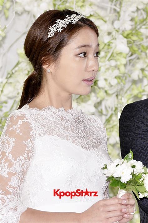 Lee Min Jung Poses A Graceful And Beautiful Figure At Wedding Press