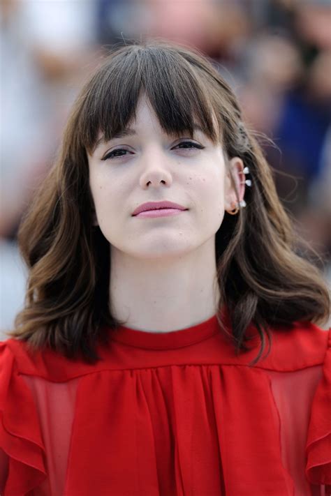 stacy martin at le redoutable photocall cannes film festival 05 21 2017