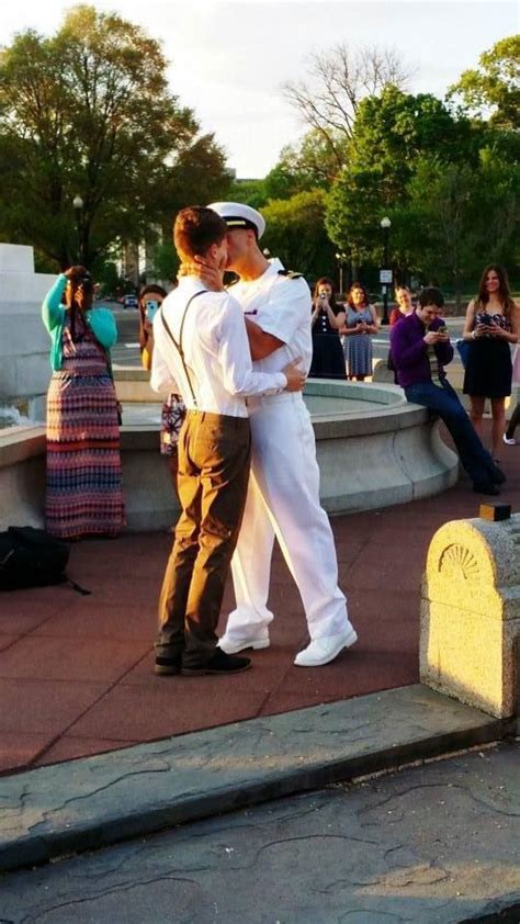 romántica propuesta de matrimonio de un militar a su novio