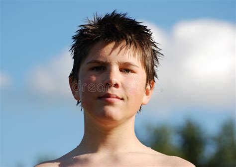 glimlachende jongen met modieus kapsel stock foto image