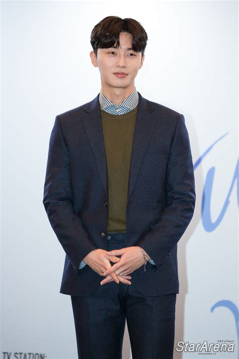 Park Seo Jun Shows His Love For Cakes At Press Conference