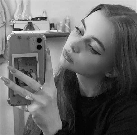 Selfie Poses Black And White Scenes Photo Instagram Bad Cartoon