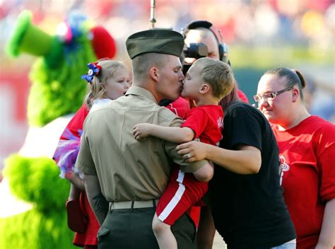 us army sgt joseph heim kissed his 4 year old son ayden after soldier homecoming kissing