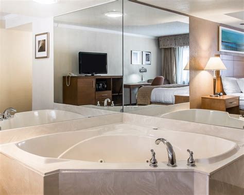 spacious suite  whirlpool bathtub mi travel hotel whirlpool