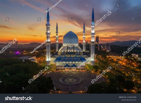 shah alam mosque   royalty  licensable stock