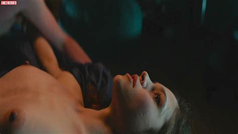 India Eisley Desnuda En Look Away