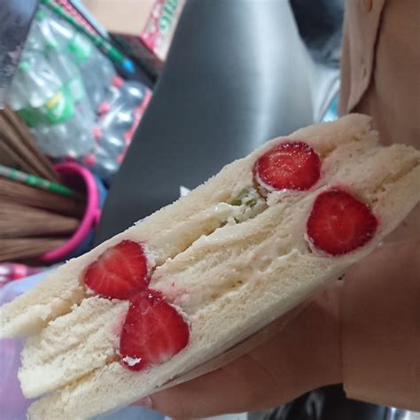 Sando Sandwich Isi Buah Dan Whip Cream