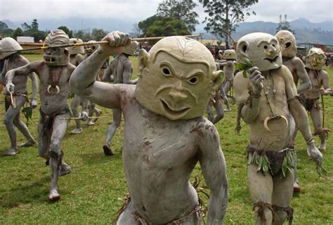 suku asaro papua nugini masyarakat tradisional  memakai topeng lumpur menakutkan kaskus