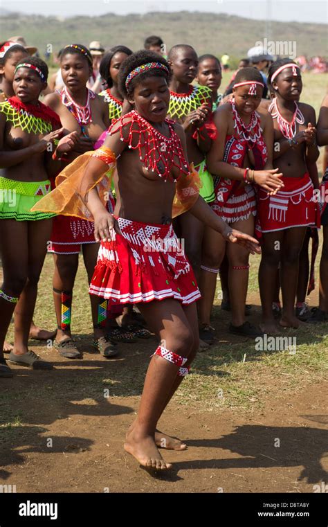 zulú de baile en palacio enyokeni reed nongoma sudáfrica fotografía