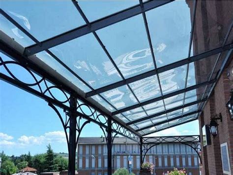 Tettoie per auto e pensiline in ferro per la copertura di parcheggi e posti auto. Coperture trasparenti