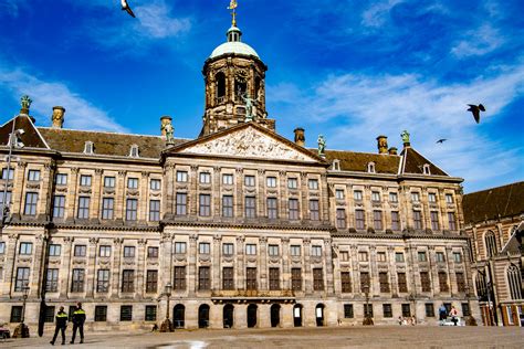 deuren van gesloten koninklijk paleis op de dam open voor tv kijkers foto adnl