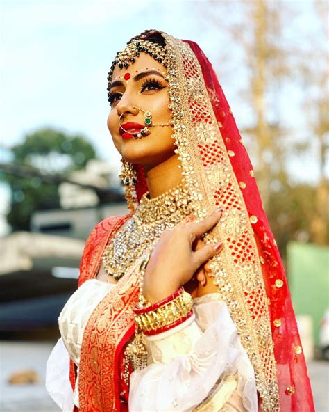 बंगाली दुल्हन बनी हिना ने मचाया तहलका तस्वीरें देख थम जाएंगी आपकी