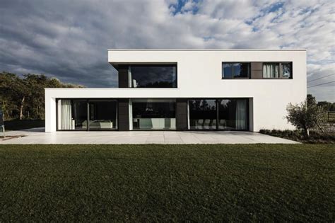 moderne woning met witte crepi en grote ramen  aluminium een realisatie van dewaele