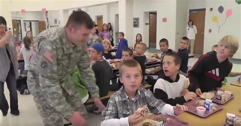 army dad sneaks up behind his son during his lunch but when you see his face at 39 amazing