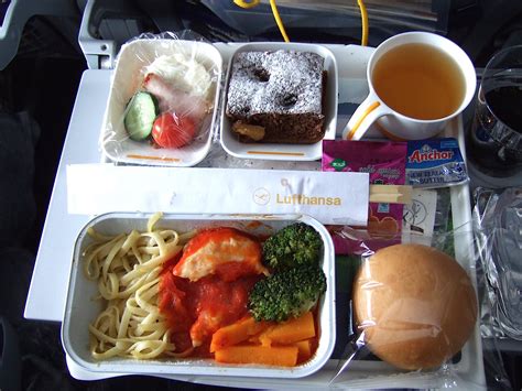 the typical aeroplane meals you ll be served on 15 different airlines