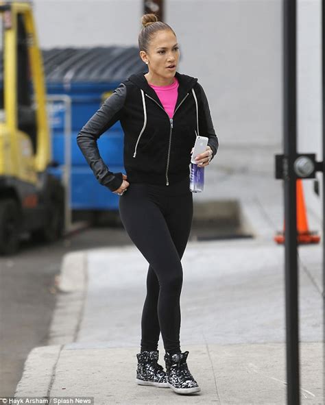 jennifer lopez shows off her famous derriere in yoga pants as tv