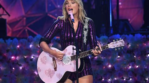 taylor swift live debuts you need to calm down see the