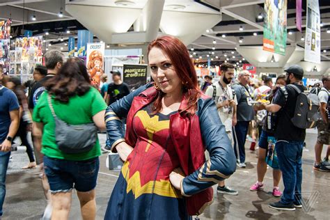 the popularity of wonder woman cosplay at comic con is a message to