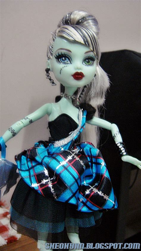 {closed}giveaway contest on monster high doll assortment blog with yan
