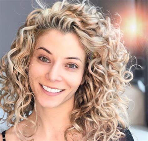 22 surreal curly blonde hairstyles