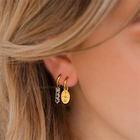oorbellen  initialen ovaal goud kleurig graveerbare oorbellen