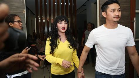 Perut Buncit Saat Foto Bareng Suami Dewi Perssik Hamil