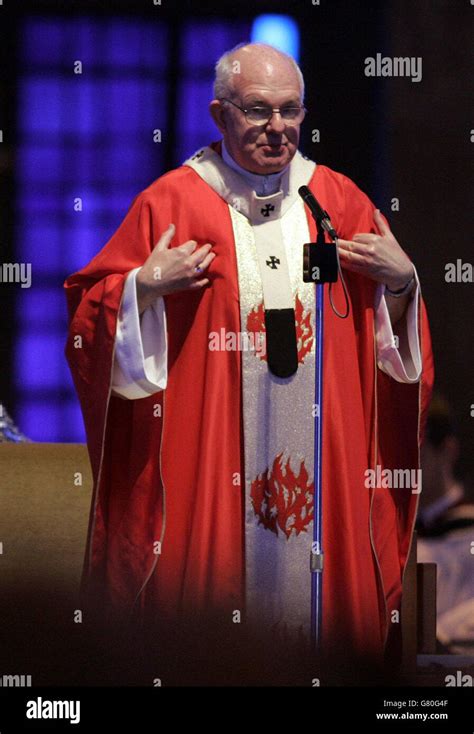 Mons Patrick Kelly Con Las Vestiduras Del Pontífice Tardío Durante Su