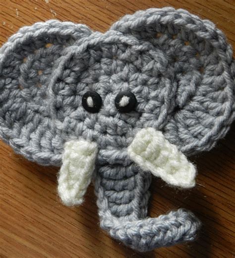 hooking housewives elephant applique  pattern