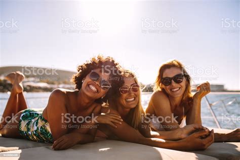 grupo de hermosas mujeres de relax en la cubierta de un yate foto de