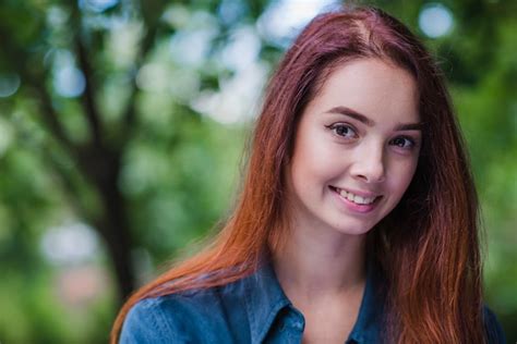 teenage redhead girl smiling outside photo gratuite
