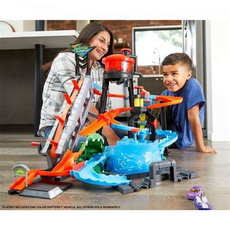 Hot Wheels Ultimate Gator Car Wash Play Set With Color Shifters Car